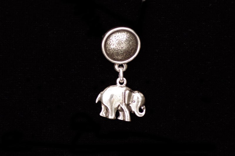 Pendiente botón con elefante